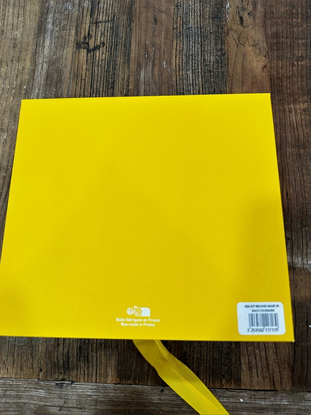 L'OCCITANE Bright Yellow Gift Box with Gold Logo - Picture 3 of 5